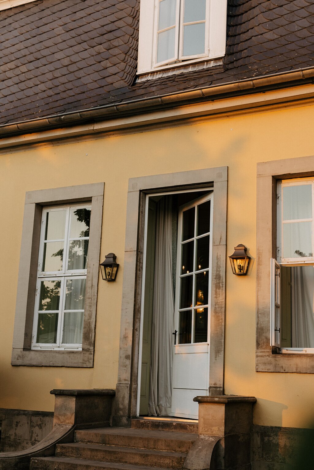 Hausfassade im Abendlicht.