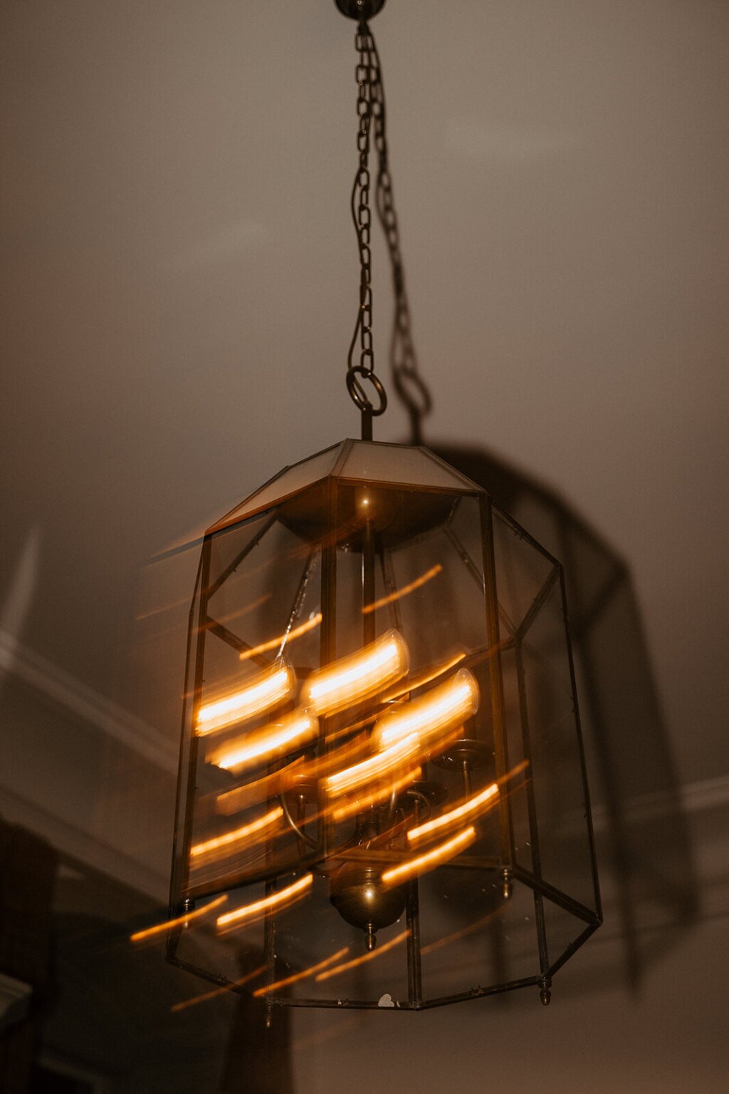 Eine alte Deckenlampe auf der Tanzfläche mit Bewegungsunschärfe fotografiert, sodass die Lichter verziehen.