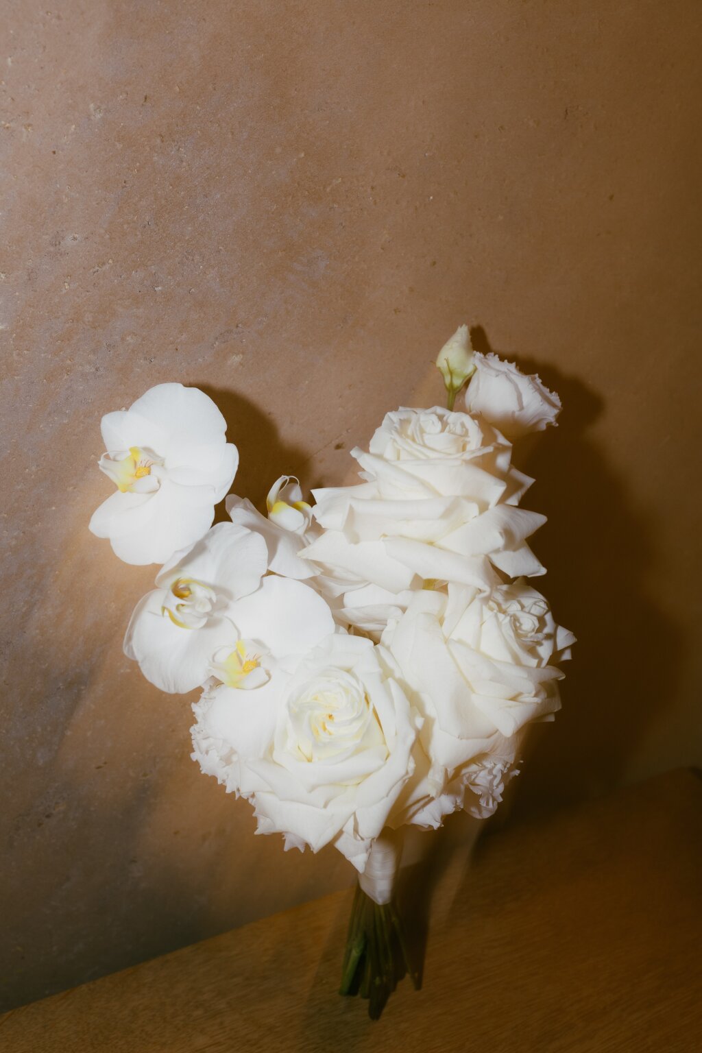 Brautstraß bestehend aus weißen Rosen und Orchideen.