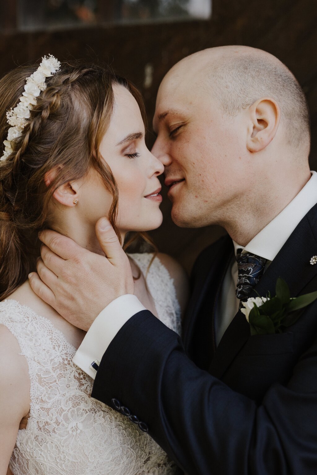 Ein Hochzeitspaar kurz vor dem Kuss.